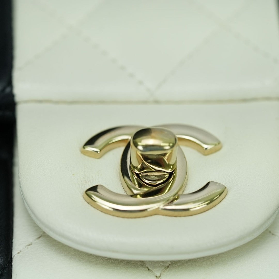 CHANEL シャネル ショルダーバッグ マトラッセ Wフラップ ラムスキン