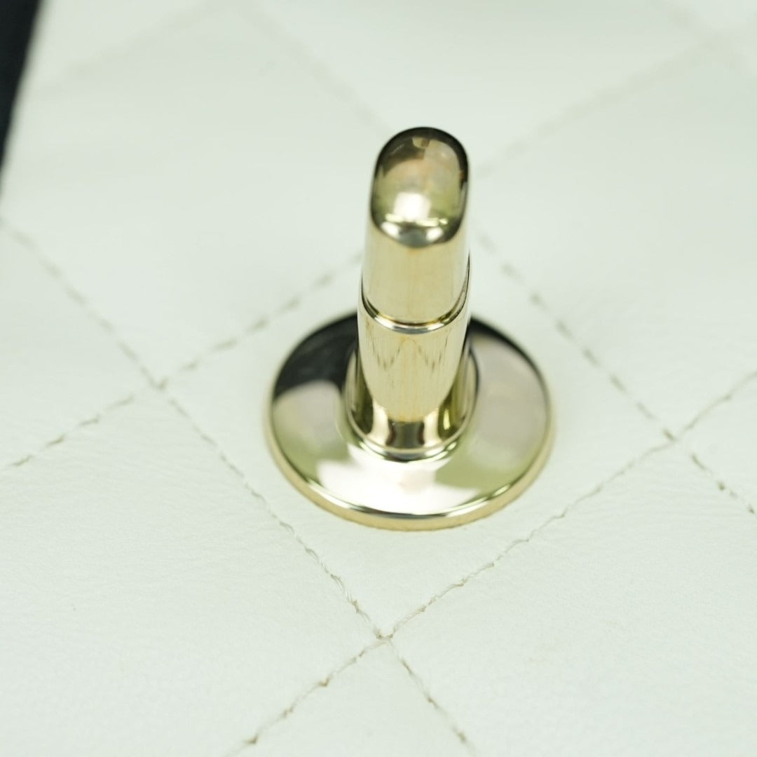 CHANEL シャネル ショルダーバッグ マトラッセ Wフラップ ラムスキン