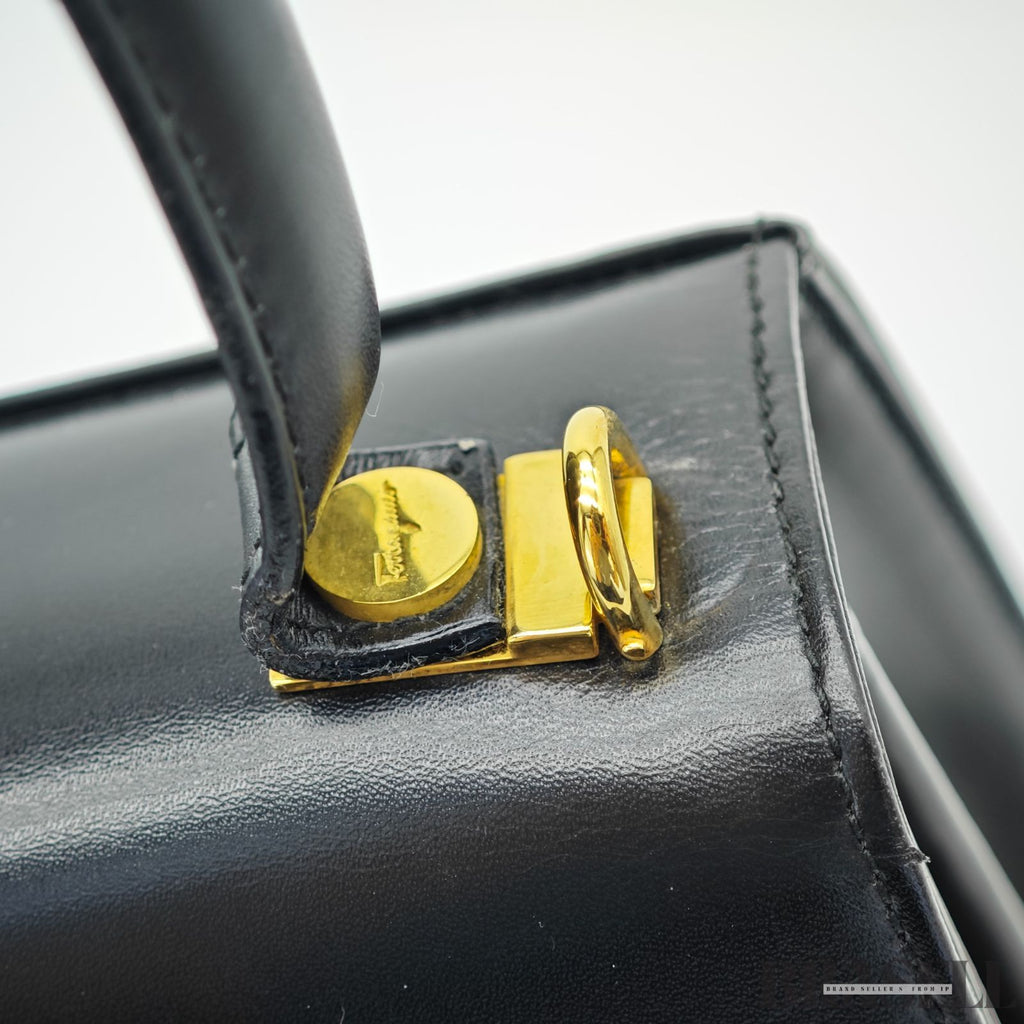 Salvatore Ferragamo サルヴァトーレフェラガモ ガンチーニ バッグ ハンドバッグ フラップ ブラック レディース 保存袋 ショルダーストラップ