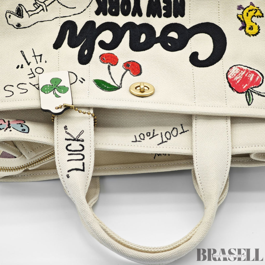 COACH コーチ カーゴトートバッグ スケッチプリント バッグ 2way ショルダーバッグ ハンドバッグ 刺繍 ファンシー 可愛い ホワイト レディース 保存袋 ショルダーストラップ