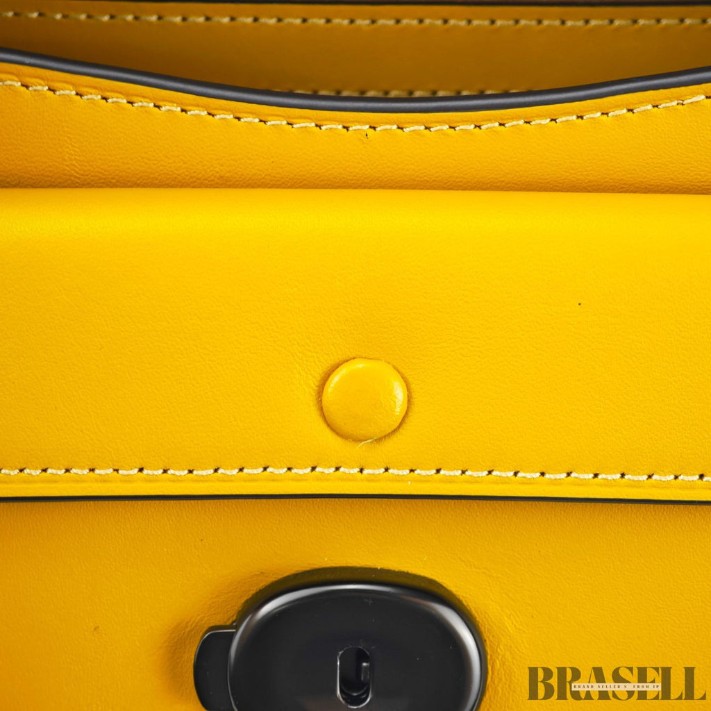 COACH コーチ タビー メッセンジャー バッグ ショルダーバッグ フラップ コンパクト イエロー レディース